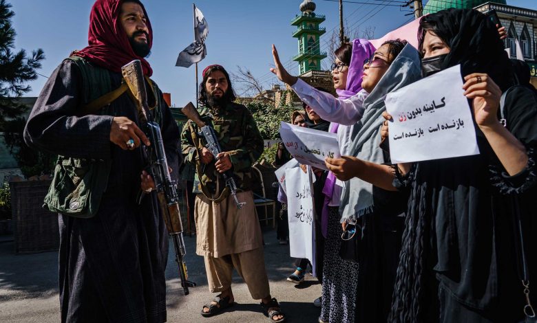 زنان محور مقاومت؛ مواجهه زنان افغانستان با سه درک و سه درد 1 210909144740 01 afghanistan 0908 womens protest kabul restricted scaled 1