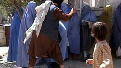سازمان ملل: محدودیتهای گروه طالبان زنان را آسیبپذیرتر کرده است 3 Taliban beating woman in public RAWA