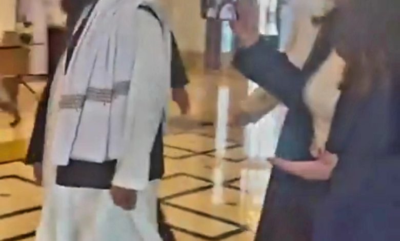 فرار ذبیح الله مجاهد از پرسش زنان خبرنگار در مورد حقوق زنان و مشروعیت داخلی این گروه 1 Screenshot 20240630 125251 X