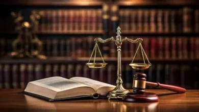 آیا فقه قانون اساسی اسلامی وجود دارد؟ 7 Photo of legal books and scales symbolizing justice on the table 400