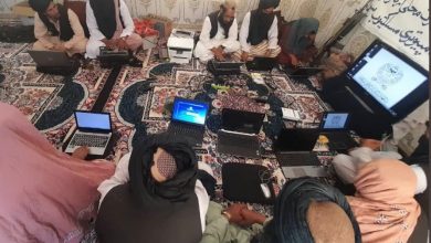 چلونکیهای طالبان؛ مزدبگیران فضای مجازی برای سرکوب آزادی بیان 8 Taliban on computers a class