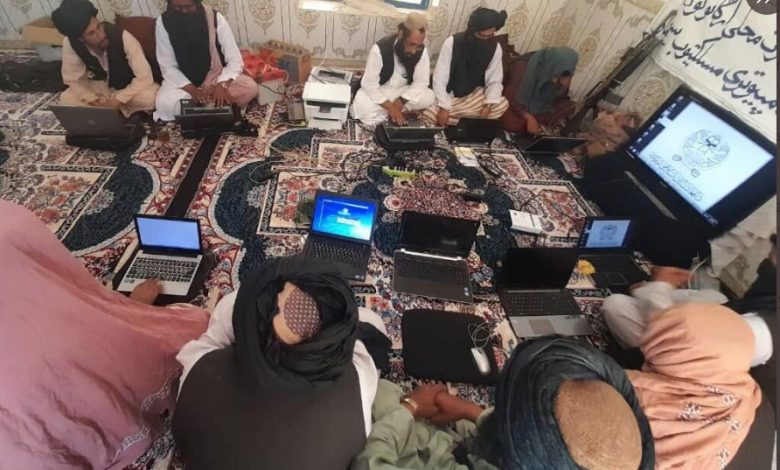 چلونکیهای طالبان؛ مزدبگیران فضای مجازی برای سرکوب آزادی بیان 1 Taliban on computers a class